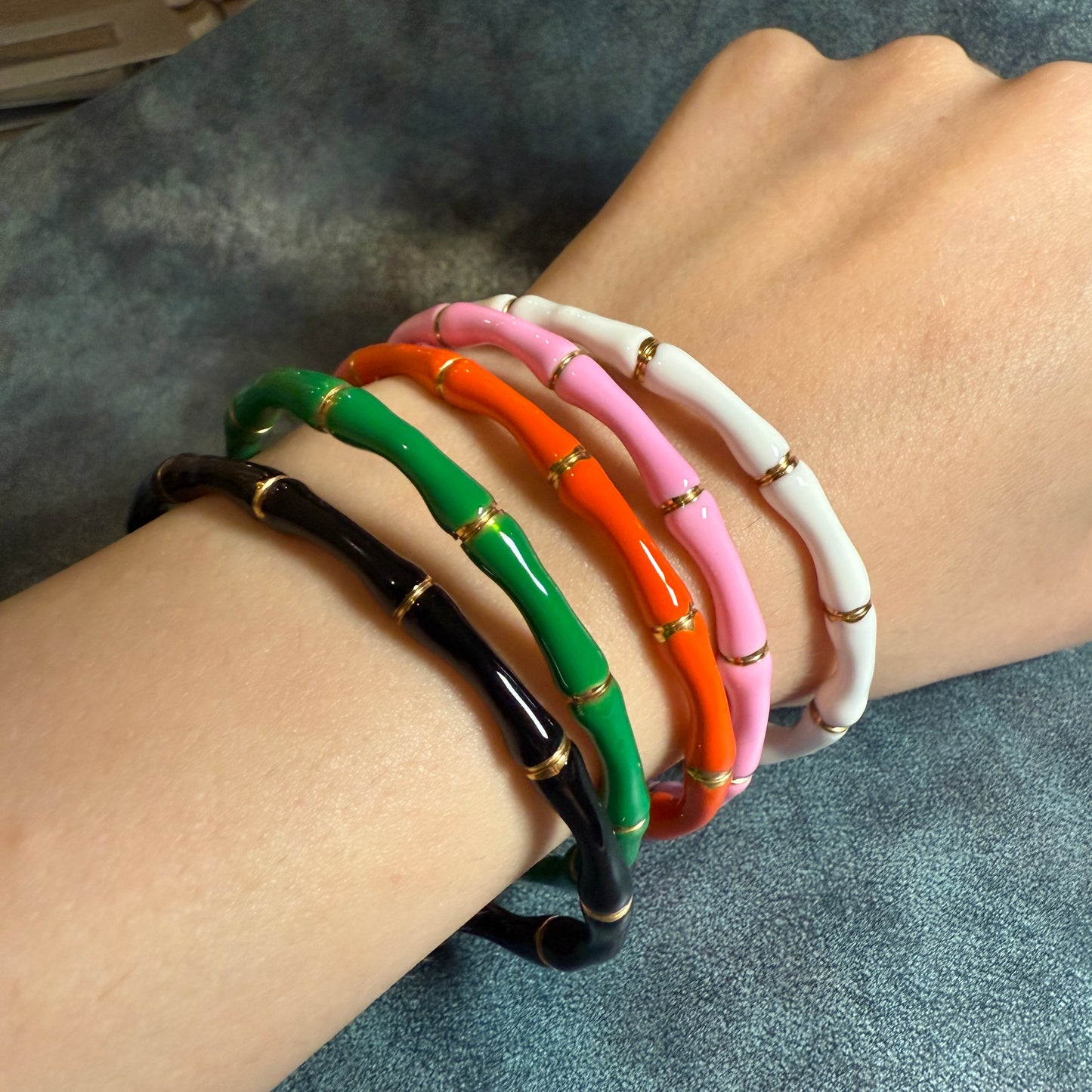 610 “HUESOS” Brazalete blanco