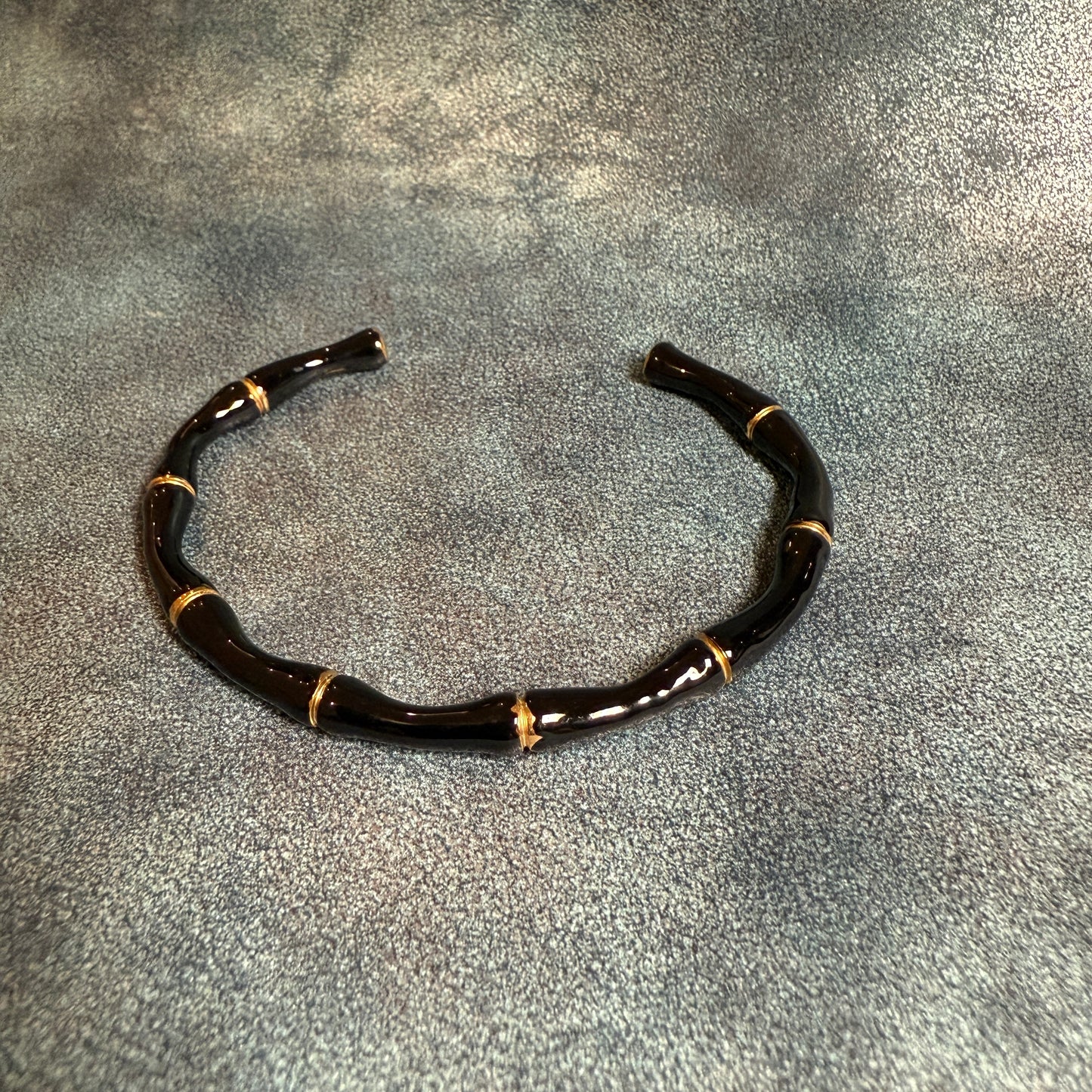 611 “HUESOS” Brazalete negro