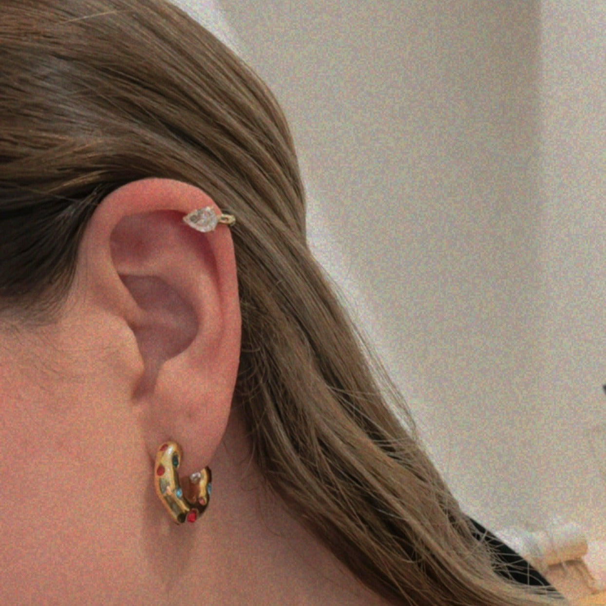 "MATI WHITE" Earcuff dorado