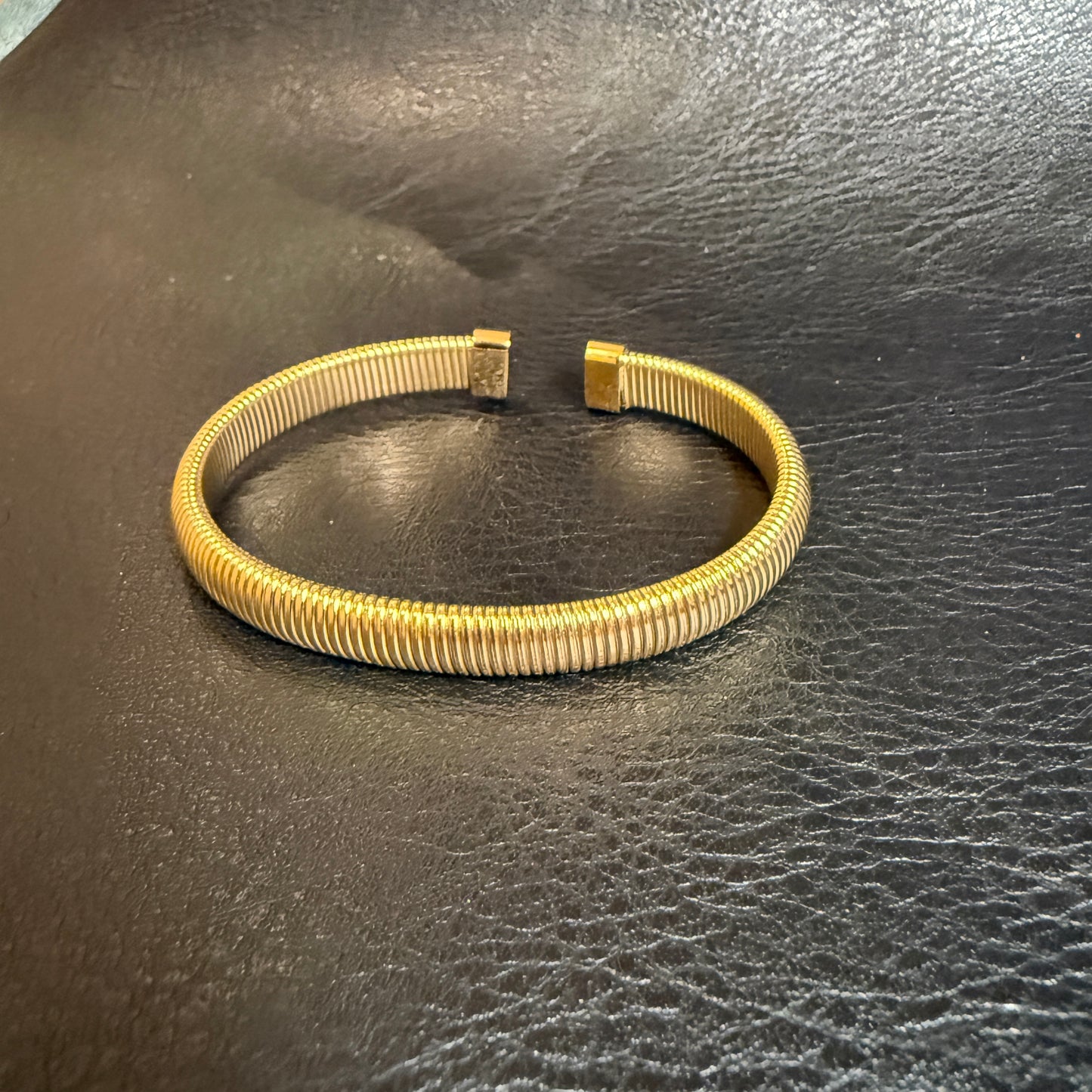 643 “PETRA MINI” Brazalete dorado