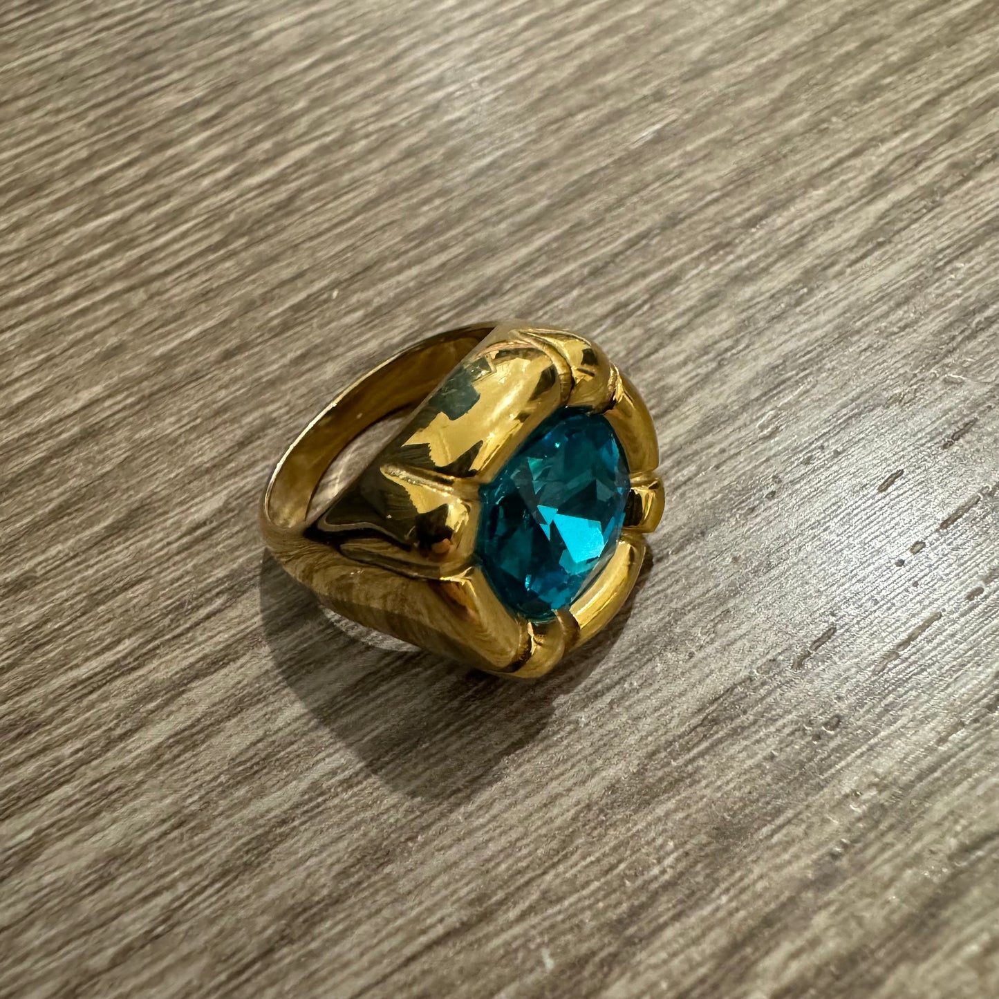 541 "ZULE BLUE" Anillo dorado