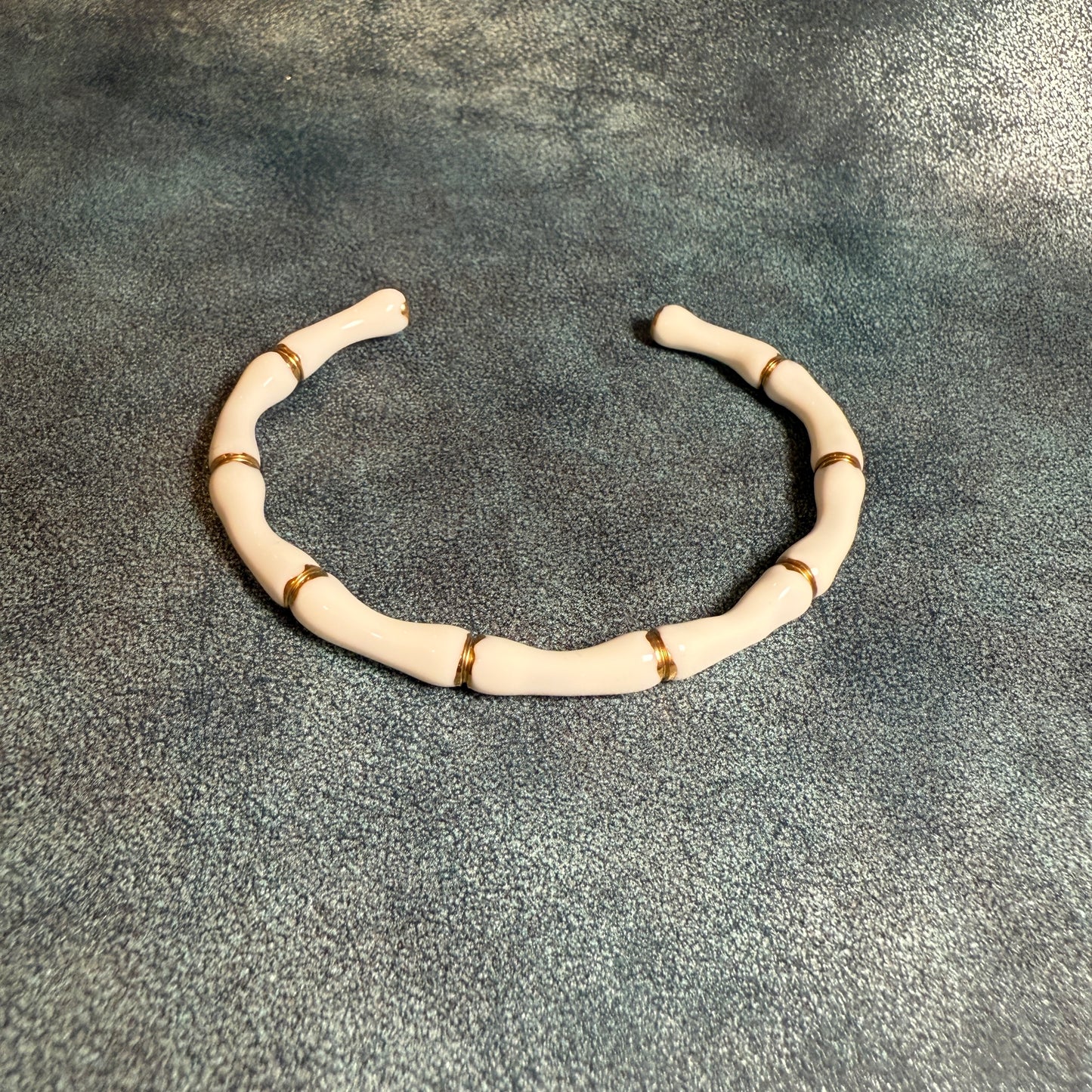 610 “HUESOS” Brazalete blanco