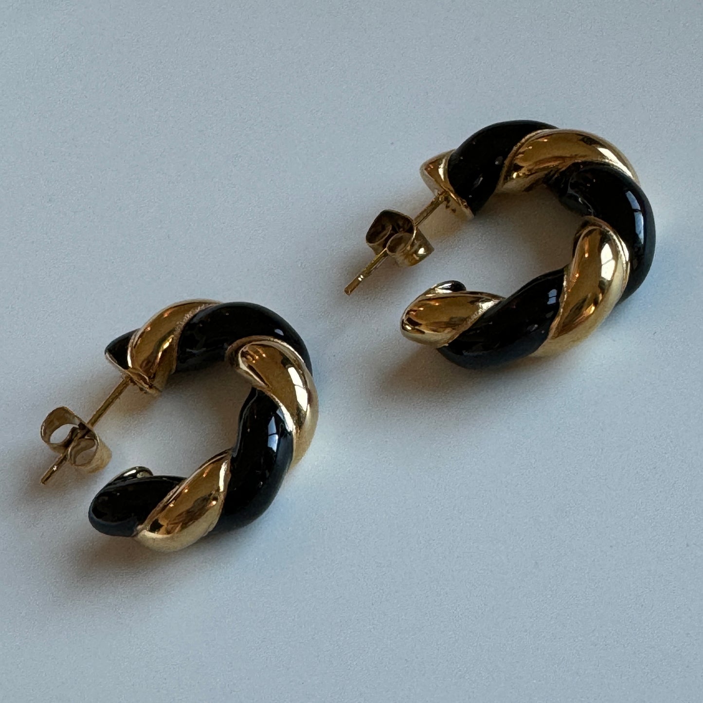 "SANDRA BLACK" Aretes dorados