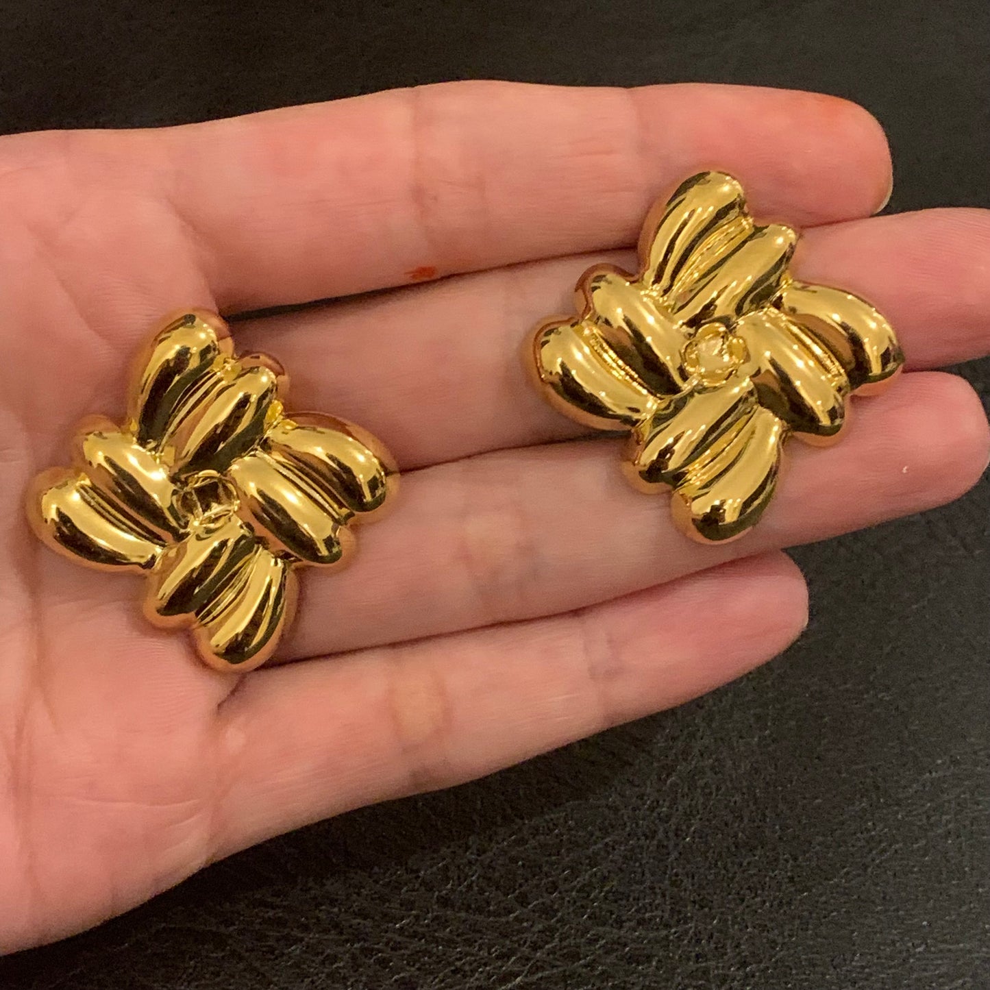 531 "LEA" Aretes dorados