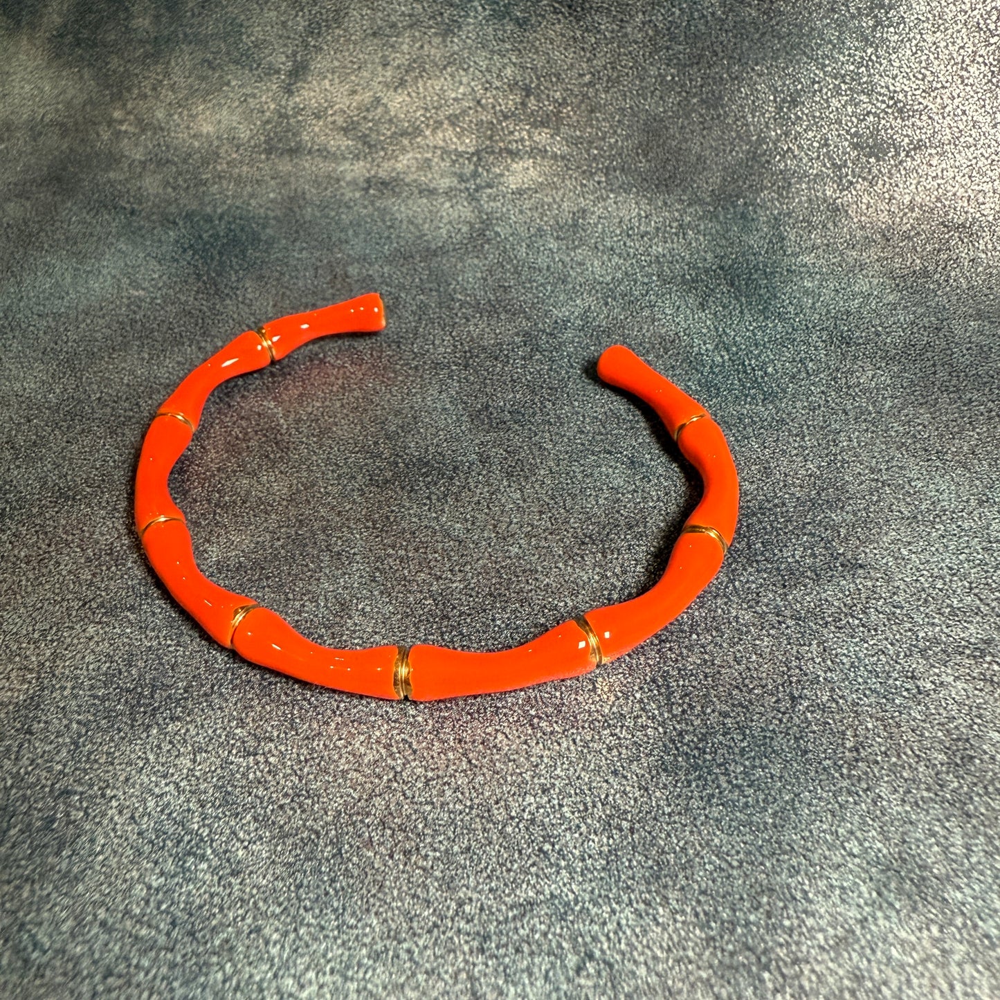 612 “HUESOS” Brazalete naranja