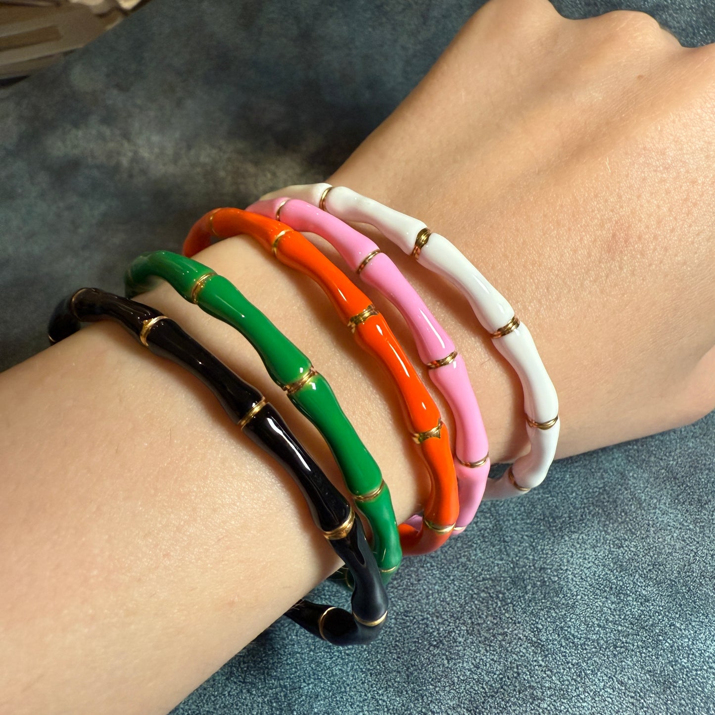 611 “HUESOS” Brazalete negro