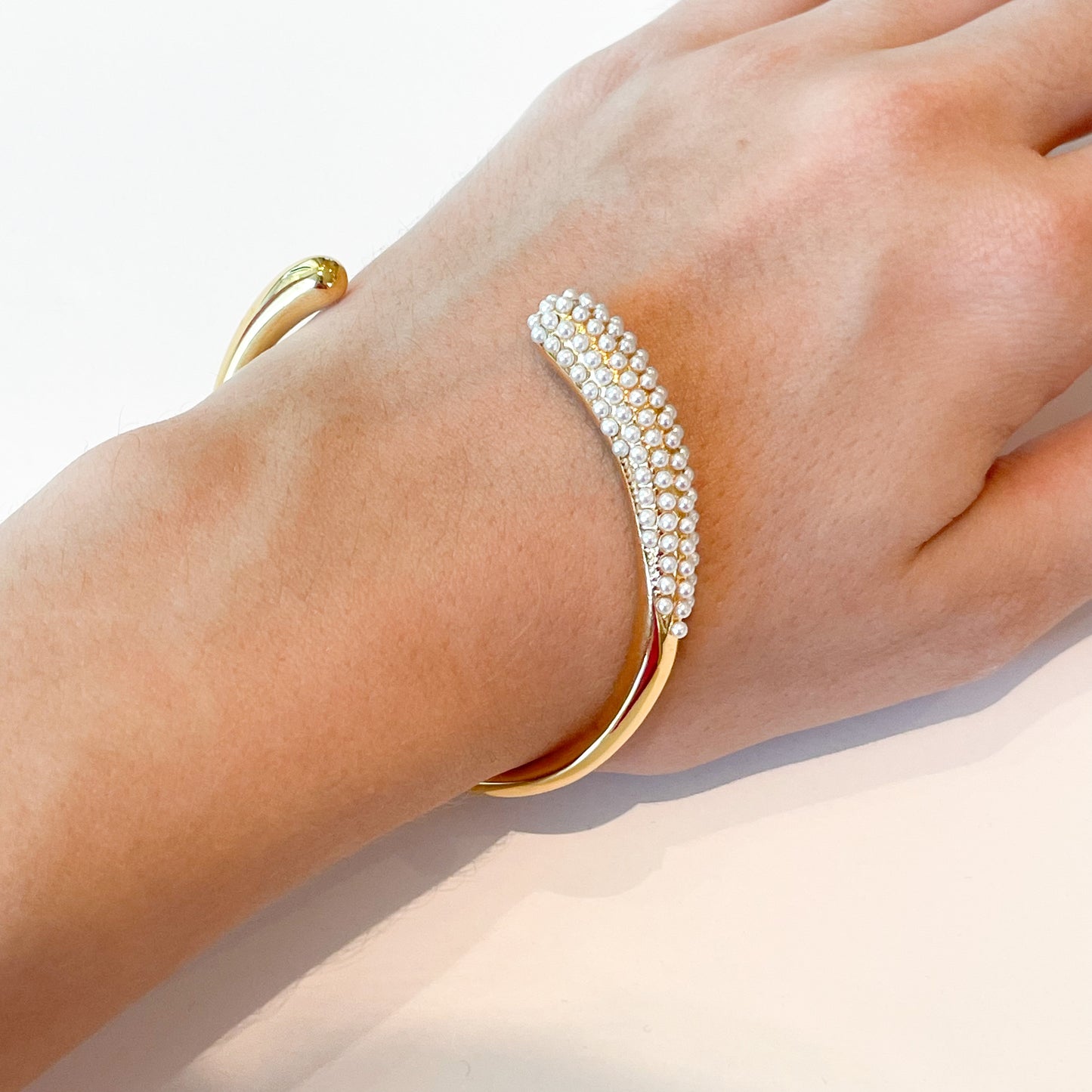 "ROMI PEARL" brazalete dorado