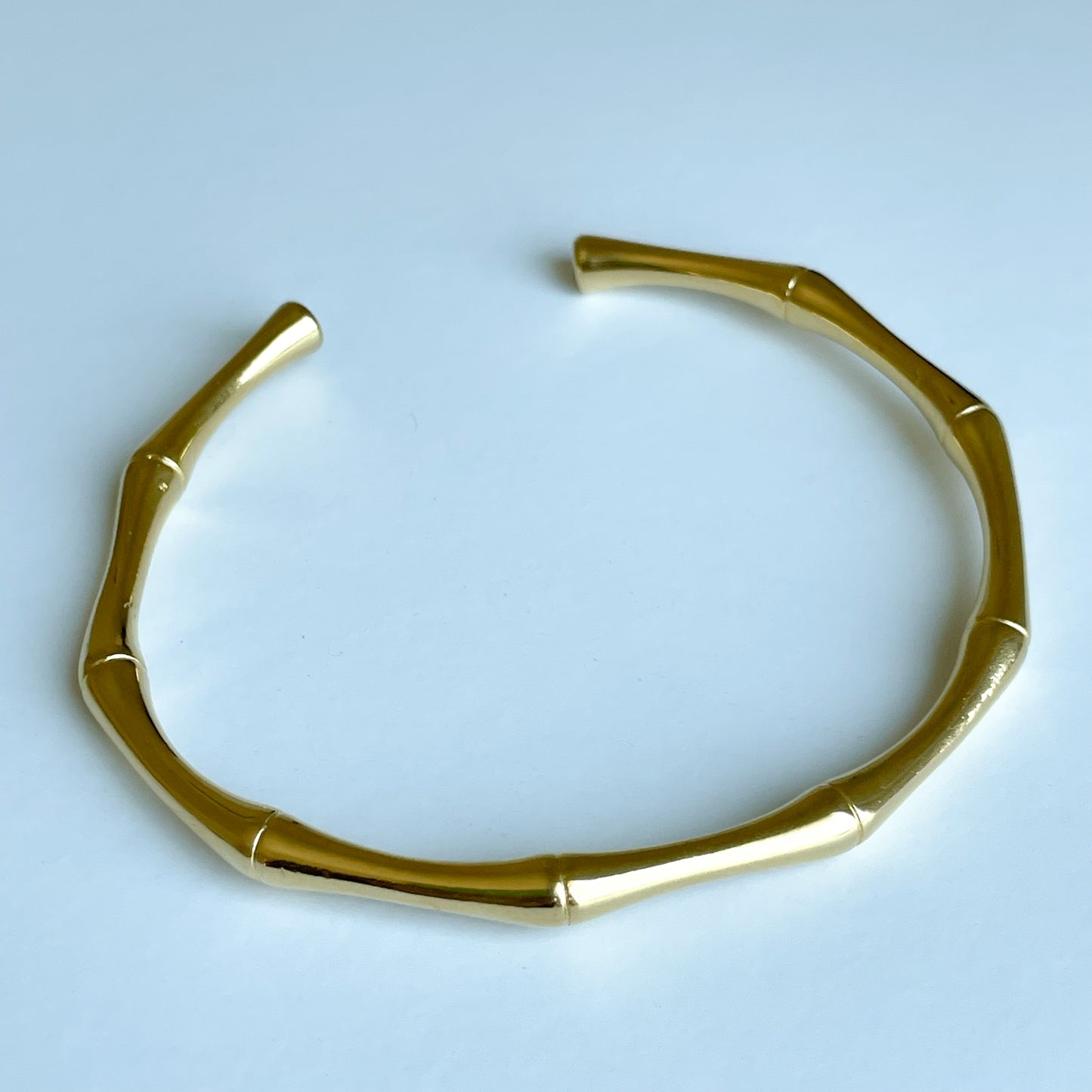 "HUESOS" brazalete dorado