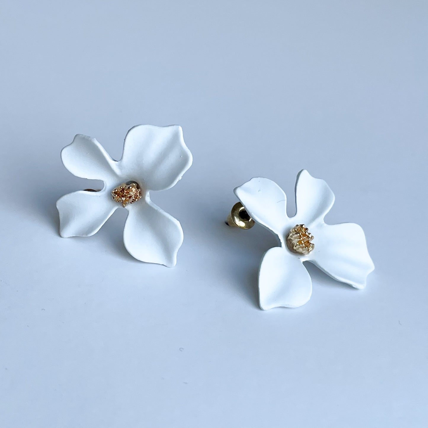 "FLOWER" aretes blancos