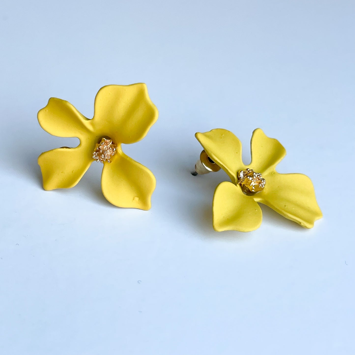 "FLOWER" aretes amarillos