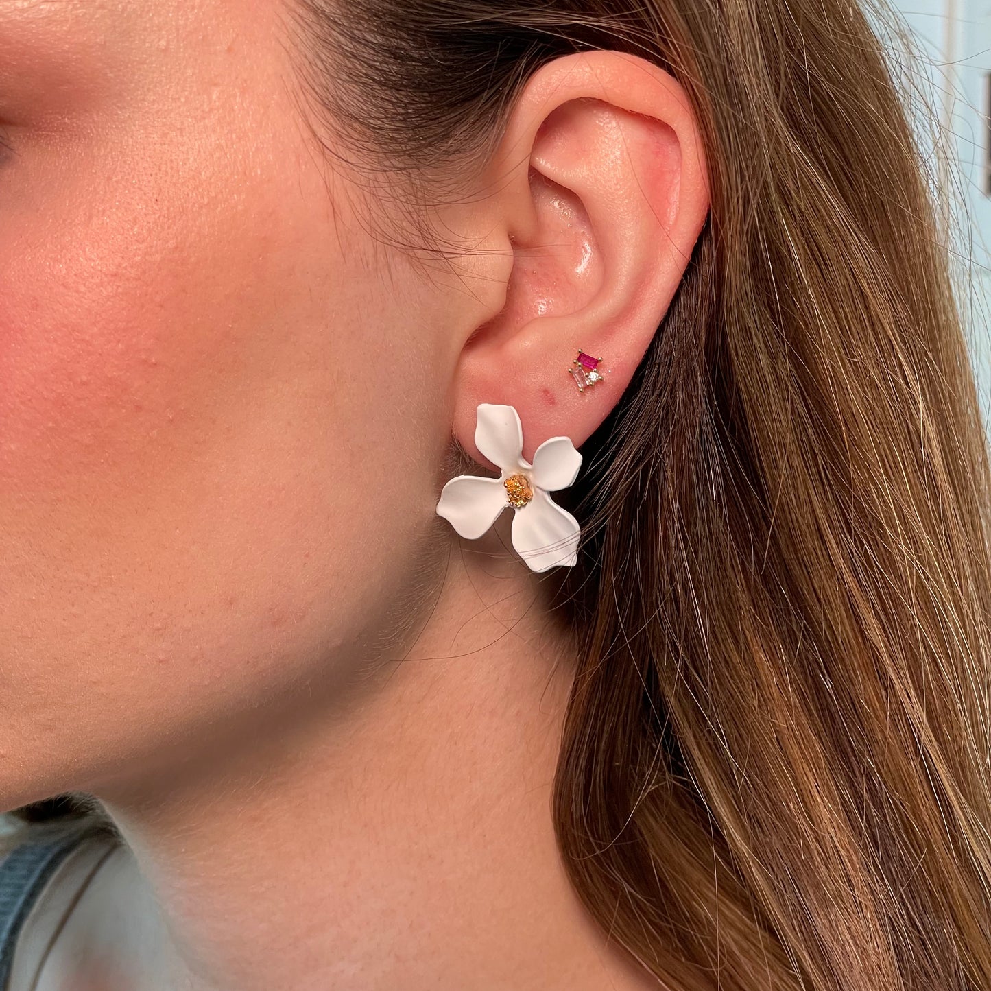 "FLOWER" aretes blancos