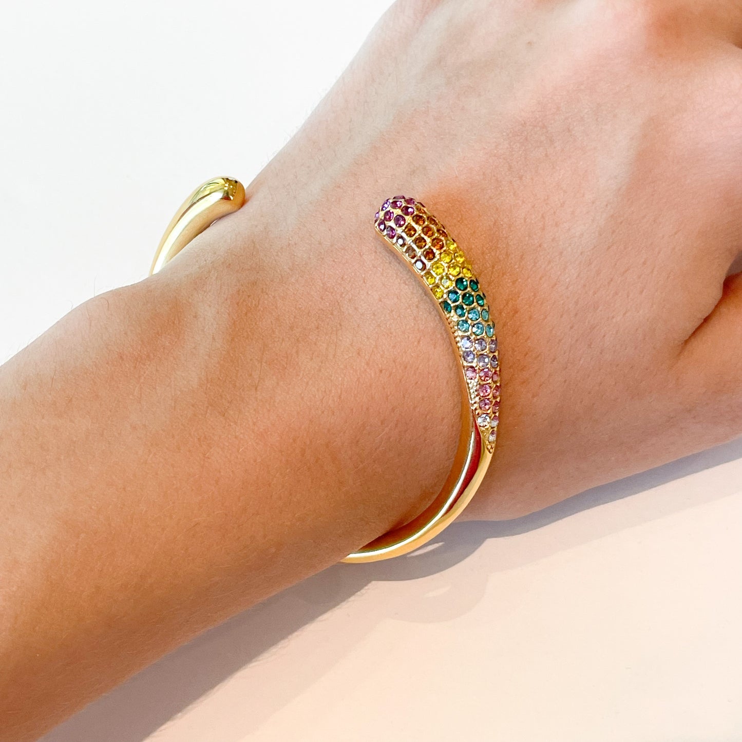 "ROMI RAINBOW" brazalete dorado